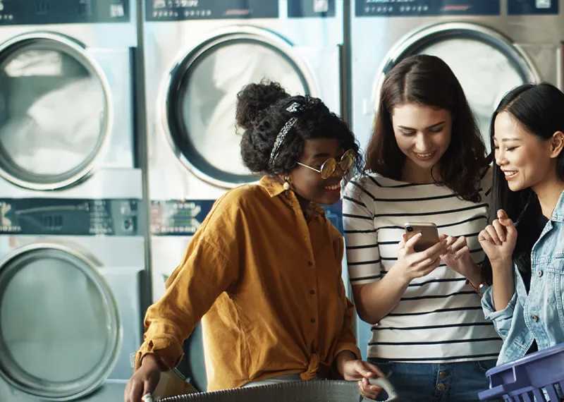 Casal na lavanderia