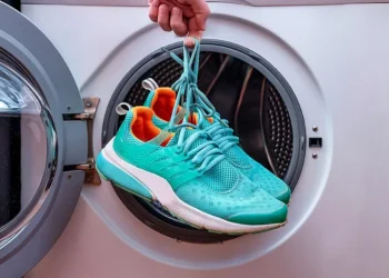 Lavar tênis em lavanderia: é seguro?
